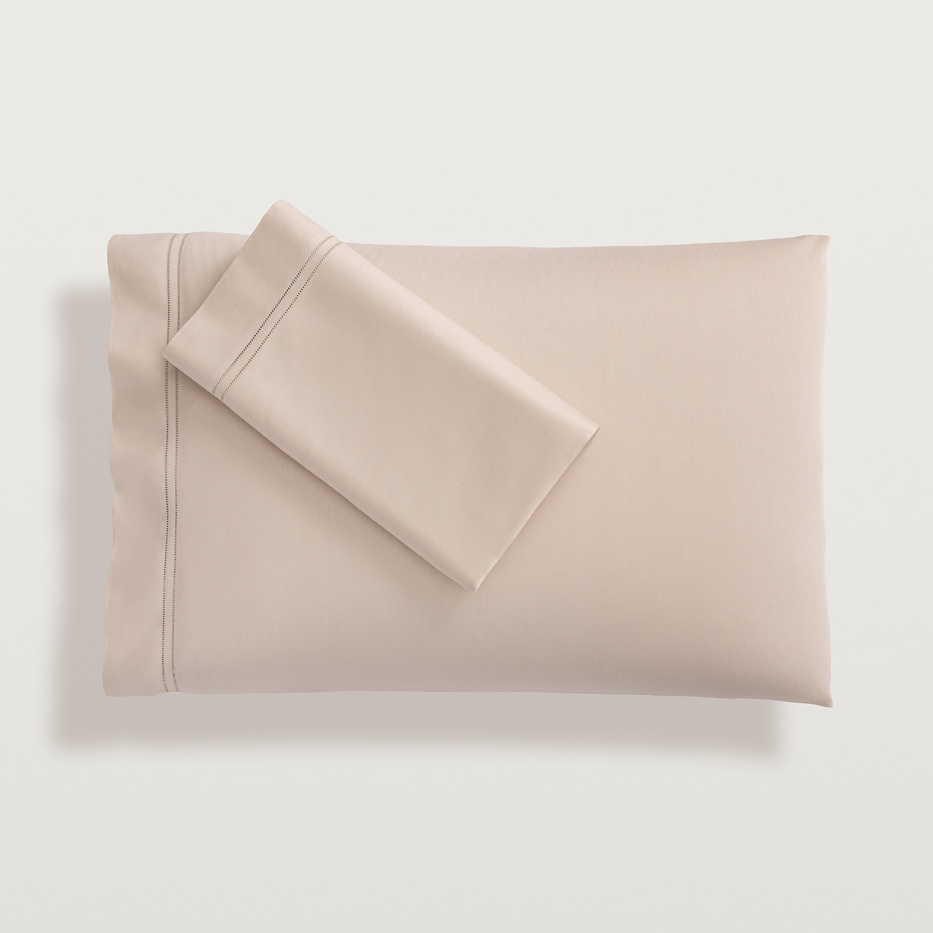 the pillowcase in the color fawn, features the same elegant double-row hemstitch as the flat sheet and is sold in pairs.