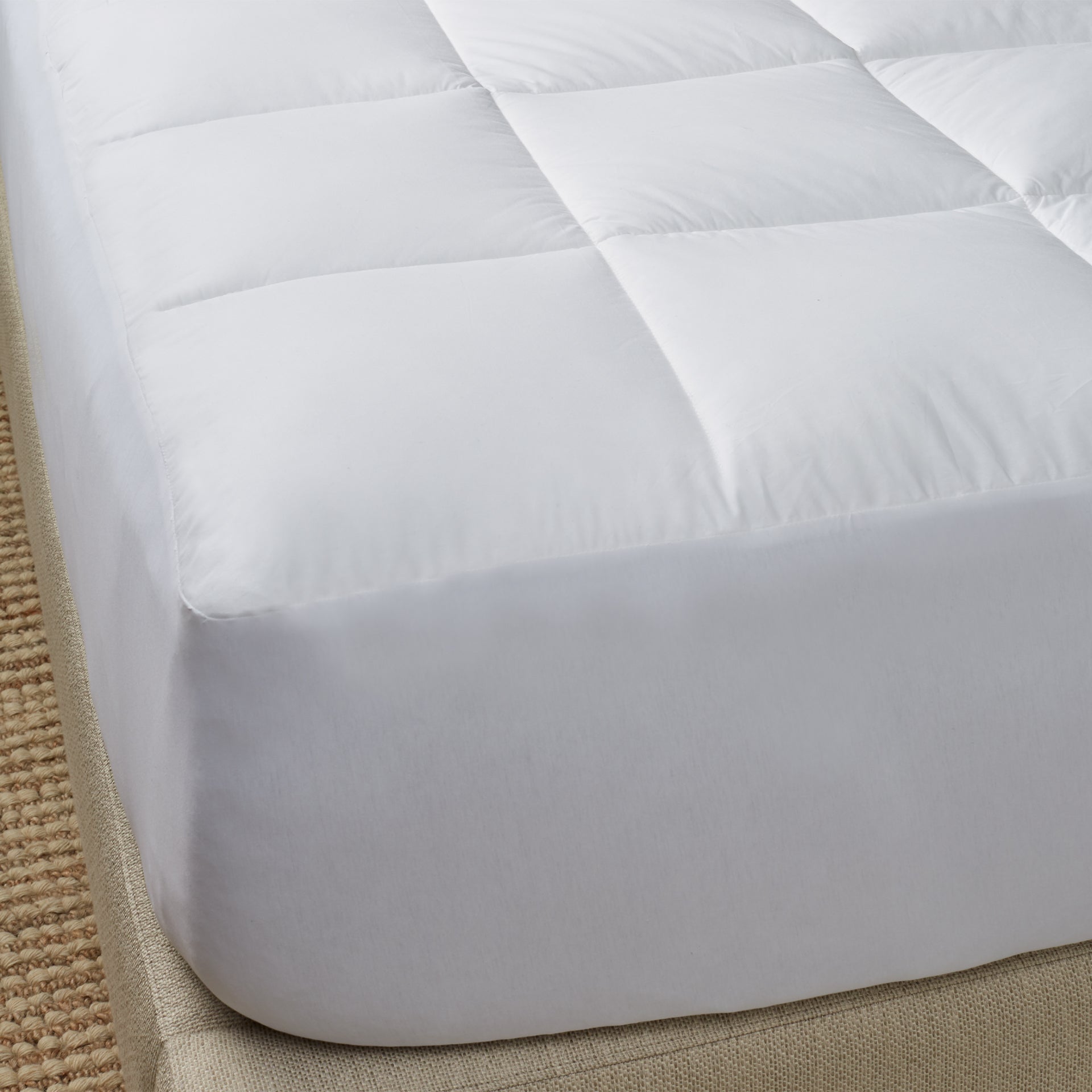 Bergen mattress pad is finished by an elasticized skirt specially made to accommodate deep mattresses (up to 18”). 